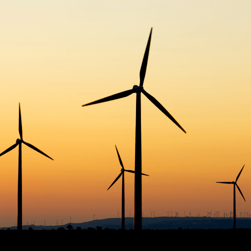 image d'éoliennes au coucher de soleil