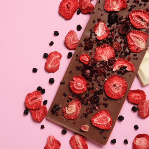 plateau avec des fruits déshydratés sur fond rose